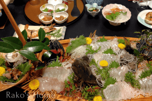 民宿かんえいの夕食のヒラメとサザエのお造り