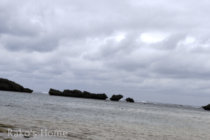 雨の日の海と空